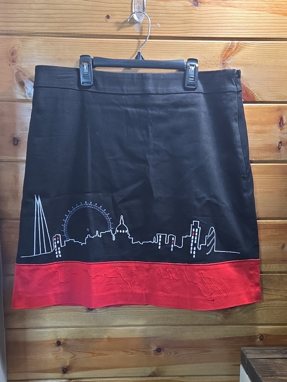 City Skyline Embroirderd Mini Skirt in Black and Red Sz 10/12. Amazing Quality
